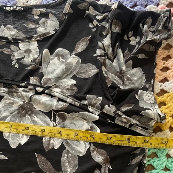 NWOT Floral Black Gray Long Tunic Blouse Shirt Top Heimish Cutout Flutter Sleeve - Picture 3 of 9